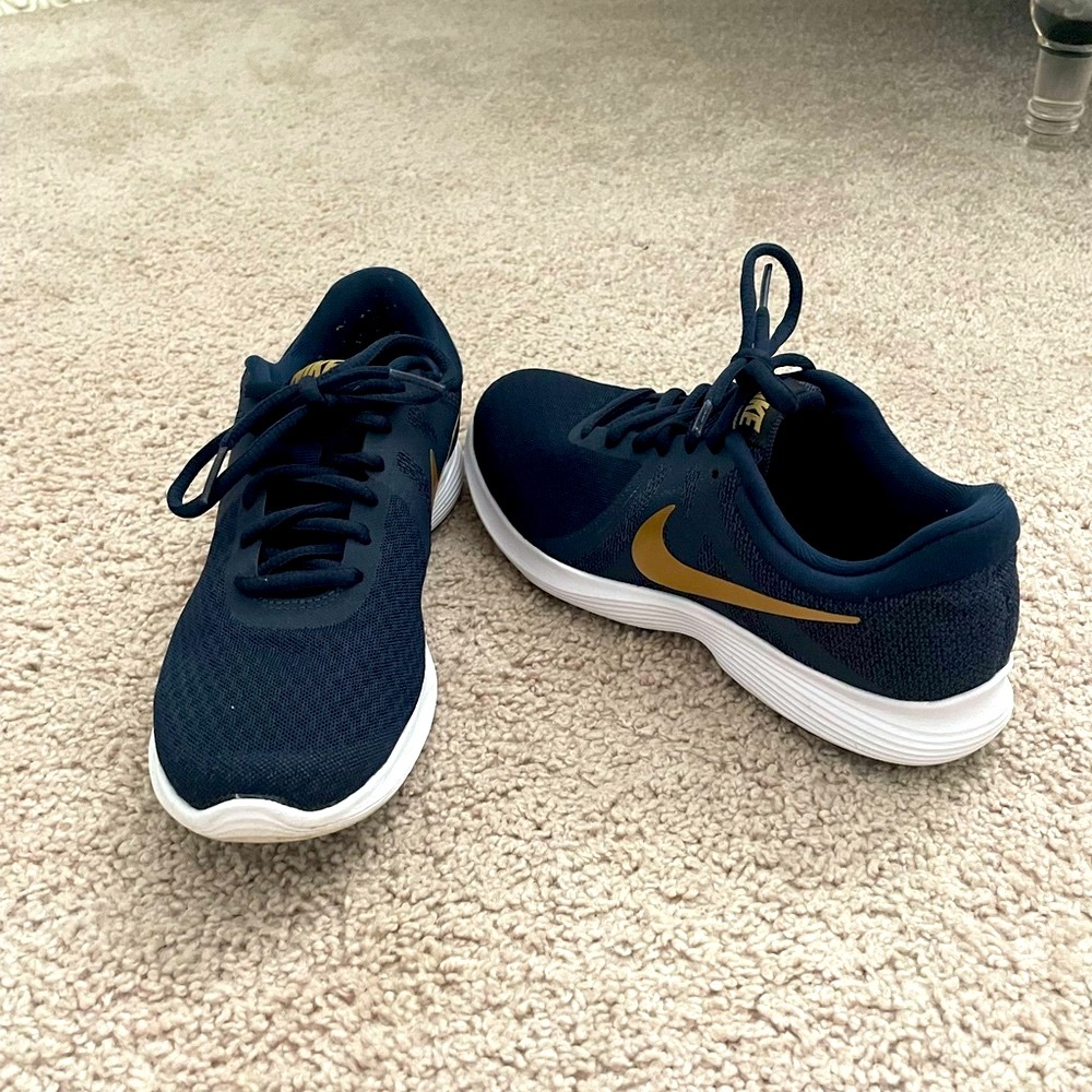 Nike sneakers/tennis shoes